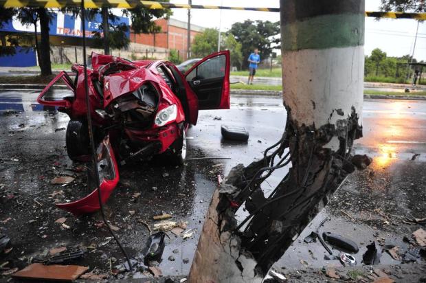 Carro colide contra poste e duas pessoas ficam gravemente feridas na Capital Bruno Alencastro/Agencia RBS