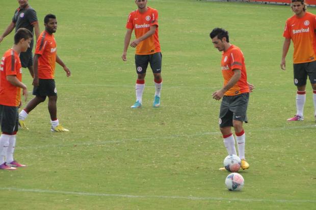 Dátolo trabalha com bola e recebe instruções de Dunga no Parque Gigante Augusto Turcato/Agência RBS/