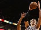 Tiago Splitter crava um duplo-duplo e Spurs supera o Oklahoma em casa CHRISTIAN PETERSEN/GETTY IMAGES NORTH AMERICA/ AFP
