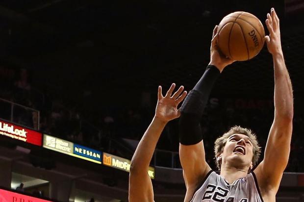 Tiago Splitter crava um duplo-duplo e Spurs supera o Oklahoma em casa CHRISTIAN PETERSEN/GETTY IMAGES NORTH AMERICA/ AFP Tiago Splitter crava um duplo-duplo e Spurs supera o Oklahoma em casa CHRISTIAN PETERSEN/GETTY IMAGES NORTH AMERICA/ AFP