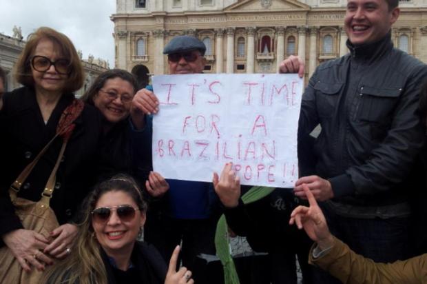 No Vaticano, grupo pede um papa brasileiro Daniel Scola/Agência RBS No Vaticano, grupo pede um papa brasileiro Daniel Scola/Agência RBS