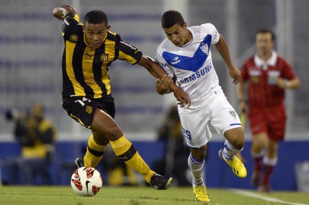 Vélez sai atrás, mas se recupera e bate o Peñarol por 3 a 1 na Argentina JUAN MABROMATA/AFP Vélez sai atrás, mas se recupera e bate o Peñarol por 3 a 1 na Argentina JUAN MABROMATA/AFP