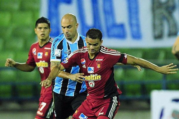 Cris reconhece que Grêmio entrou "relaxado demais" na derrota de 2 a 1 para o Caracas RONALDO SCHEMIDT/AFP