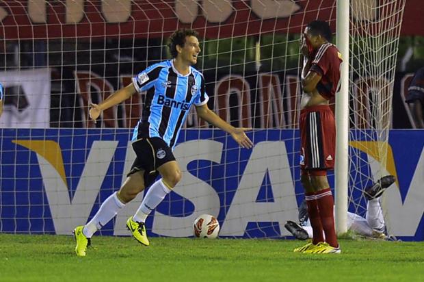 Suspensão de Elano cria problema no meio-campo de Vanderlei Luxemburgo Luis Acosta/AFP