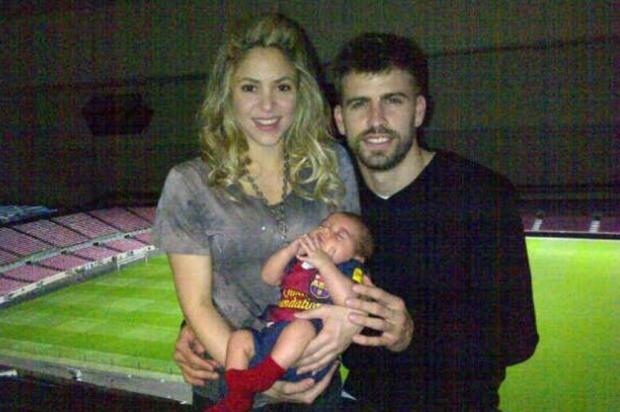 Shakira vai com Milan uniformizado ver Piqué jogar pelo Barcelona Facebook/Reprodução Shakira vai com Milan uniformizado ver Piqué jogar pelo Barcelona Facebook/Reprodução