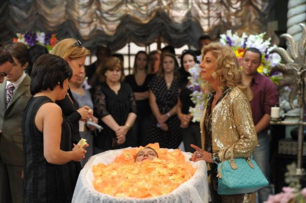 Para atender último pedido, Ruço organiza o velório da ex-noiva em 'Pé na Cova' joão cotta/TV Globo/Divulgação Para atender último pedido, Ruço organiza o velório da ex-noiva em 'Pé na Cova' joão cotta/TV Globo/Divulgação