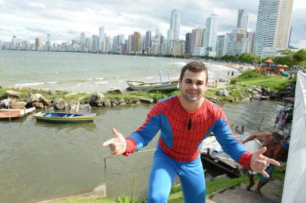 Homem-Aranha recupera bolsa roubada e detém ladrão em Balneário Camboriú Rafaela Martins/Agencia RBS Homem-Aranha recupera bolsa roubada e detém ladrão em Balneário Camboriú Rafaela Martins/Agencia RBS