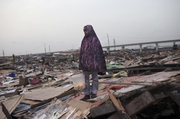 Maior cidade da Nigéria busca o progresso derrubando favelas  Samuel James/NYTNS