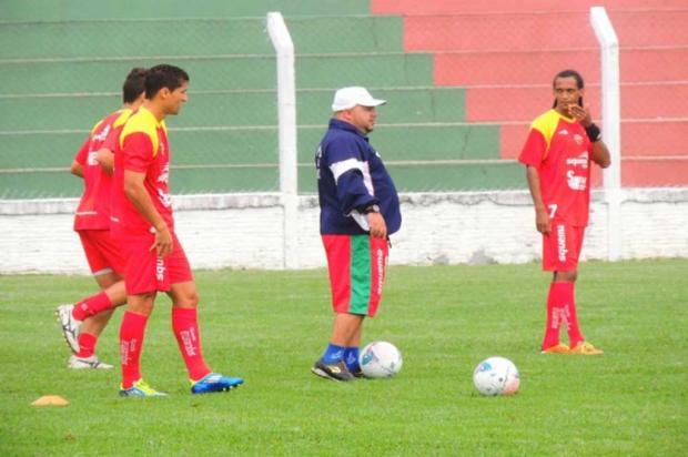 Julinho prioriza fuga do rebaixamento: "Temos que achar a luz nesse túnel" Carlos Alberto Jung/Veranópolis EC/Divulgação/ Julinho prioriza fuga do rebaixamento: "Temos que achar a luz nesse túnel" Carlos Alberto Jung/Veranópolis EC/Divulgação/