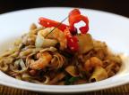 Wok traz ao Circuito Gastrô noodles de frutos do mar com chilli jam Lauro Alves/Agencia RBS Wok traz ao Circuito Gastrô noodles de frutos do mar com chilli jam Lauro Alves/Agencia RBS