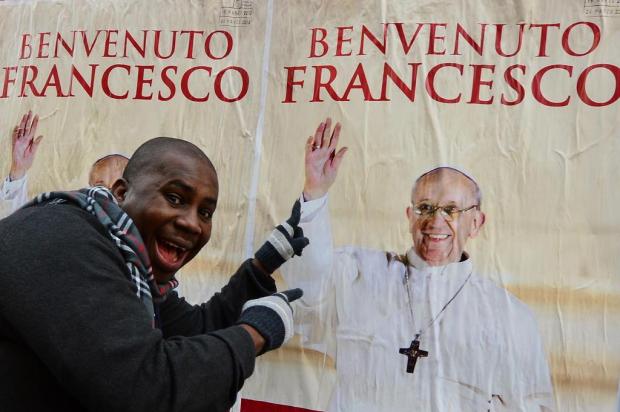 Papa Francisco pede a argentinos que não viajem a Roma para sua entronização Giuseppe Capace/AFP Papa Francisco pede a argentinos que não viajem a Roma para sua entronização Giuseppe Capace/AFP
