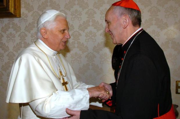 Papa Francisco diz que pretende visitar Bento XVI Arturo Mari/AFP Papa Francisco diz que pretende visitar Bento XVI Arturo Mari/AFP