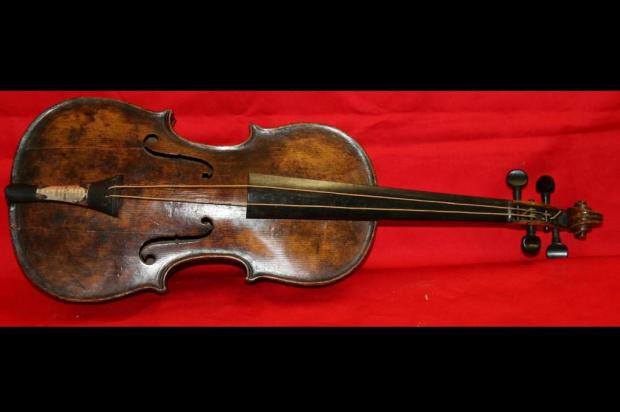 Violino de orquestra do Titanic é encontrado 101 anos após o naufrágio AFP/Henry Aldridge and Son