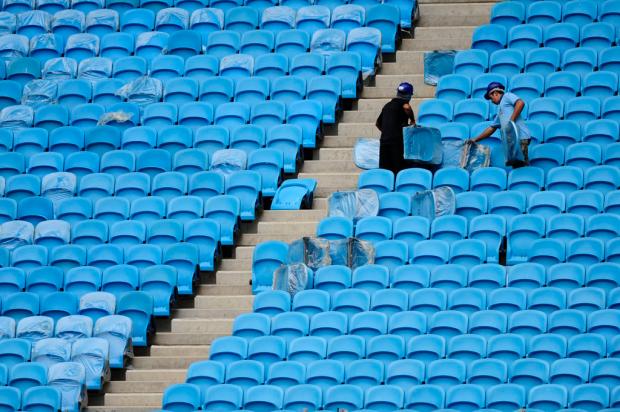 FOTO: Funcionários trocam cadeiras danificadas na Arena Mauro Vieira/ FOTO: Funcionários trocam cadeiras danificadas na Arena Mauro Vieira/