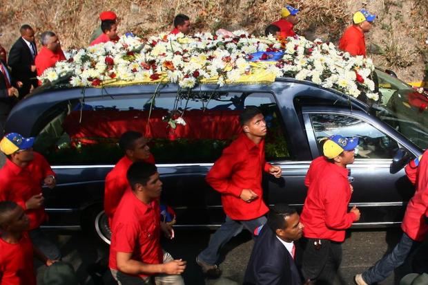 Caixão de Chávez percorre Caracas pela última vez Geraldo Caso/AFP
