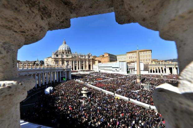 Oito olhares sobre o Vaticano TIZIANA FABI/AFP