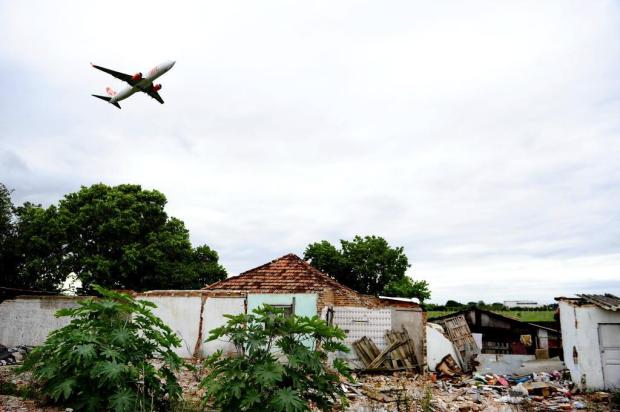 Moradores da zona norte da Capital reclamam do descarte de entulhos no que resta da Vila Dique Mauro Vieira/Agencia RBS