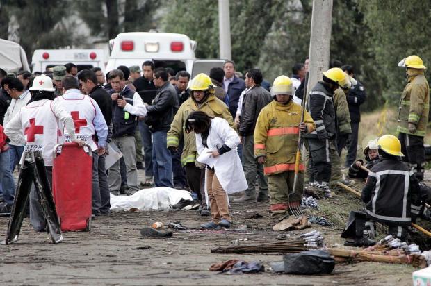 Explosão em caminhão carregado com fogos de artifício causa 13 mortes no México Jose Castanares/AFP