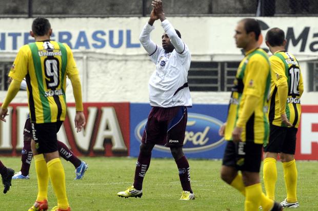 Caxias vence o Cerâmica de virada no Estádio Centenário Juan Barbosa, Agência RBS/ Caxias vence o Cerâmica de virada no Estádio Centenário Juan Barbosa, Agência RBS/