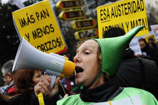 Protestos contra política econômica levam milhares às ruas na Espanha CURTO DE LA TORRE/AFP