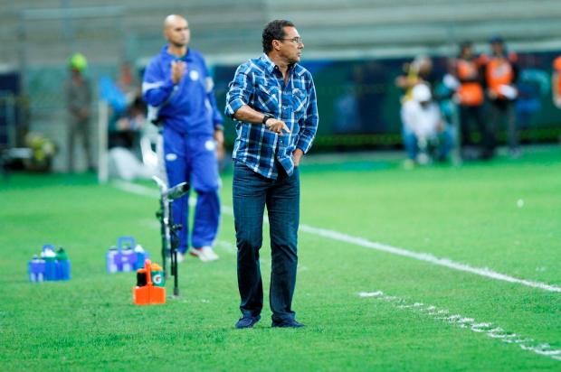 Luxa aconselha Zé Roberto sobre chance na Seleção: "Não deve criar expectativa" Itamar Aguiar/Divulgação Grêmio Luxa aconselha Zé Roberto sobre chance na Seleção: "Não deve criar expectativa" Itamar Aguiar/Divulgação Grêmio