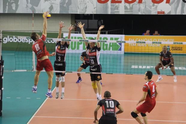 Canoas luta, mas perde por 3 sets a 0 para o Sesi-SP e está eliminado da Superliga Fernando Potrick, Móveis Kappesberg/Canoas/Divulgação/ Canoas luta, mas perde por 3 sets a 0 para o Sesi-SP e está eliminado da Superliga Fernando Potrick, Móveis Kappesberg/Canoas/Divulgação/