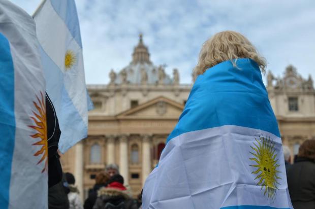 Argentinos aguardam o primeiro Angelus do papa Francisco GABRIEL BOUYS/AFP Argentinos aguardam o primeiro Angelus do papa Francisco GABRIEL BOUYS/AFP