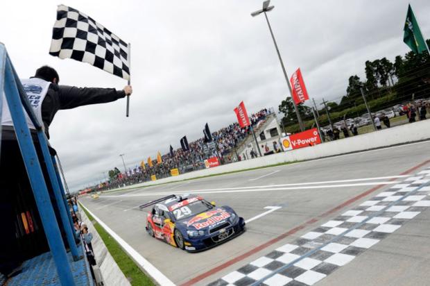 Daniel Serra vence a segunda etapa da Stock Car em Curitiba Fernanda Freixosa, Divulgação/