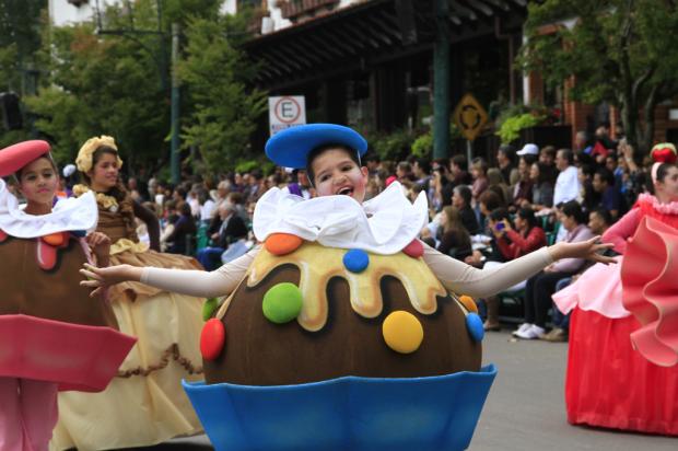 Domingo de tempo firme possibilita realização do desfile de carros alegóricos da Chocofest, em Gramado Cleiton Thiele, divulgação/