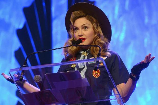 Madonna condena homofobia ao entregar prêmio LGBT vestida de escoteira Jamie McCarthy/Getty Images for GLAAD/AFP