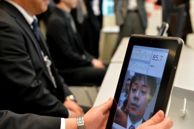 Empresa japonesa apresenta tecnologia que mede o pulso através de imagens faciais Yoshikazu Tsuno/AFP Empresa japonesa apresenta tecnologia que mede o pulso através de imagens faciais Yoshikazu Tsuno/AFP