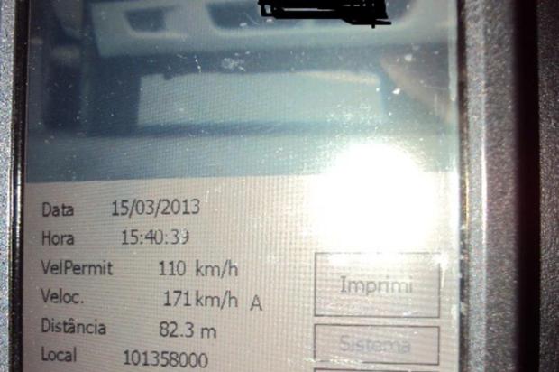 Veículo é flagrado a 171km/h na BR-101 em Sangão, no Sul de Santa Catarina PRF Tubarão/Divulgação Veículo é flagrado a 171km/h na BR-101 em Sangão, no Sul de Santa Catarina PRF Tubarão/Divulgação