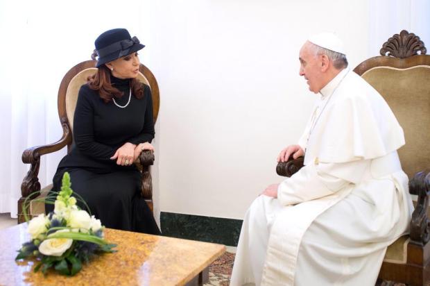 Cristina Kirchner pede mediação do Papa sobre Malvinas AFP PHOTO/OSSERVATORE ROMANO/AFP PHOTO/OSSERVATORE ROMANO Cristina Kirchner pede mediação do Papa sobre Malvinas AFP PHOTO/OSSERVATORE ROMANO/AFP PHOTO/OSSERVATORE ROMANO