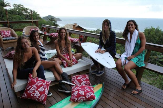 Em "Férias no Rosa", cinco amigas mostram aventuras no balneário catarinense MULTISHOW/DIVULGAÇÃO Em "Férias no Rosa", cinco amigas mostram aventuras no balneário catarinense MULTISHOW/DIVULGAÇÃO