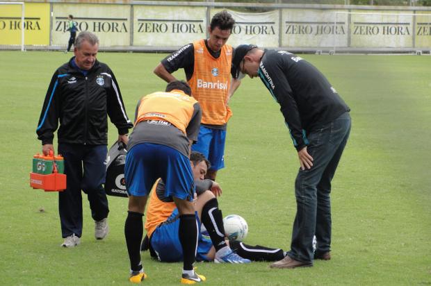 Após dividida, Kleber deixa treino do Grêmio irritado devido a dor no joelho Marco Souza/