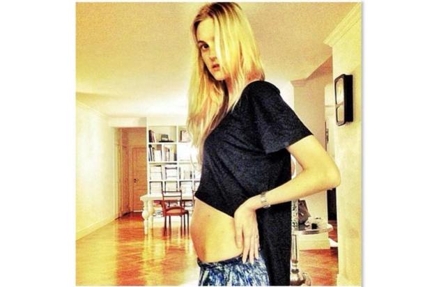 Carol Trentini mostra a pequena barriga de cinco meses de gravidez Instagram/Reprodução