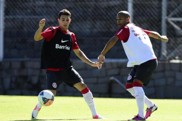 Caio, Vitor Júnior, Dátolo e Otávio disputam a posição do uruguaio Forlán Mauro Vieira/Agencia RBS