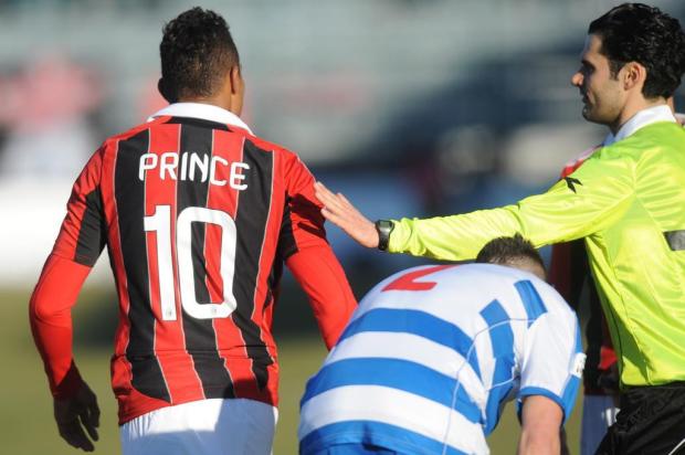 Boateng se reunirá com Joseph Blatter nesta sexta para falar sobre racismo ALBERTO LINGRIA/AFP Boateng se reunirá com Joseph Blatter nesta sexta para falar sobre racismo ALBERTO LINGRIA/AFP