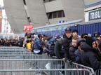Torcedores do PSG dormem na fila por ingresso para jogo contra o Barcelona Martin Bureau/AFP Torcedores do PSG dormem na fila por ingresso para jogo contra o Barcelona Martin Bureau/AFP