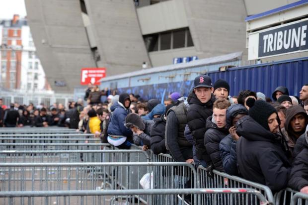 Torcedores do PSG dormem na fila por ingresso para jogo contra o Barcelona Martin Bureau/AFP