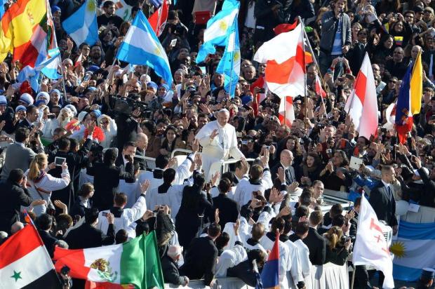 Papa Francisco passeia entre milhares de fiéis na Praça São Pedro pouco antes da missa de entronização ALBERTO PIZZOLI/AFP Papa Francisco passeia entre milhares de fiéis na Praça São Pedro pouco antes da missa de entronização ALBERTO PIZZOLI/AFP