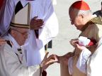 Papa Francisco recebe anel do Pescador e celebra missa inaugural  ALBERTO PIZZOLI/AFP