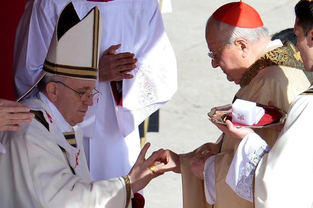 Papa Francisco recebe anel do Pescador e celebra missa inaugural  ALBERTO PIZZOLI/AFP