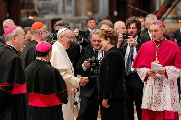Presidente Dilma conversa com o papa Francisco na fila de cumprimentos Roberto Stuckert Filho/Presidência da República/Divulgação Presidente Dilma conversa com o papa Francisco na fila de cumprimentos Roberto Stuckert Filho/Presidência da República/Divulgação