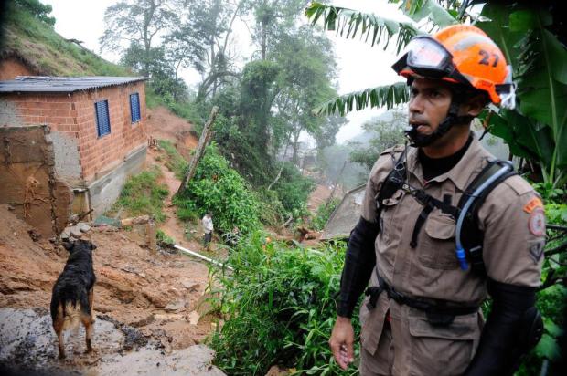 Petrópolis já contabiliza 17 mortes por causa de deslizamentos Tânia Rêgo/Agência Brasil