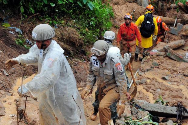 Bombeiros retiram corpos de rio e número de mortes sobe para 20 em Petrópolis LUIZ ROBERTO LIMA//FUTURA PRESS/ESTADÃO CONTEÚDO