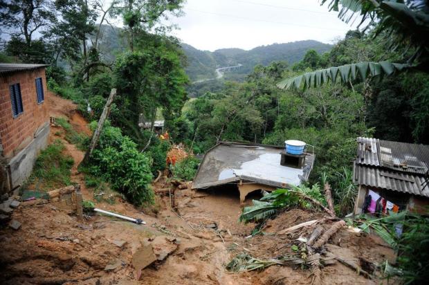 Mortes após chuvas são resultado de moradias construídas em áreas de risco, diz ministro Tânia Rêgo/ABR