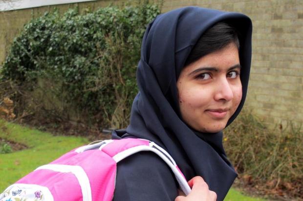 Menina que escapou de ataque talibã volta à escola Liz Cave,Malala Press Office/AFP Menina que escapou de ataque talibã volta à escola Liz Cave,Malala Press Office/AFP