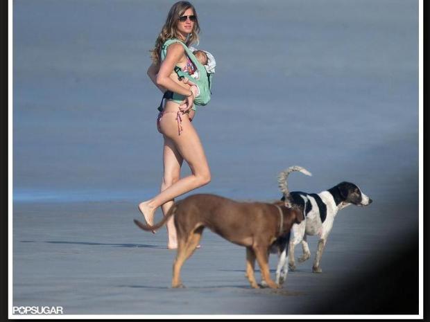 Gisele Bündchen mostra boa forma de biquíni em férias na Costa Rica Popsugar/Reprodução