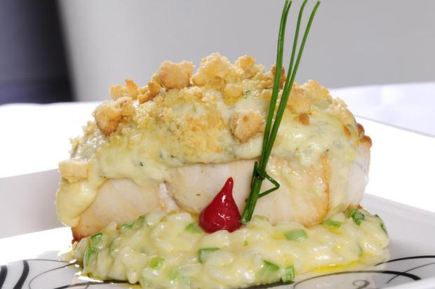 Para um almoço mais sofisticado, prepare um peixe em crosta de pera e gorgonzola Ver Descrição/Ver Descrição